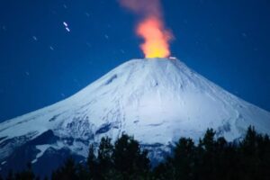 Alerta amarilla por el volcán Villarrica: aumentó la actividad y refuerzan el monitoreo en Neuquén