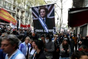 Multitudinaria Marcha de la Bronca apuntó a Milei