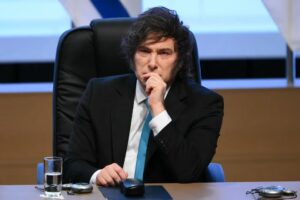 El riesgo país se disparó y cayeron los bonos