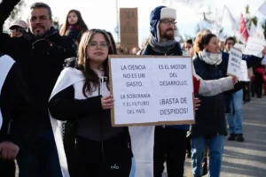 Alerta en el Centro Atómico Bariloche: advierten por despidos de 1500 trabajadores en la CNEA