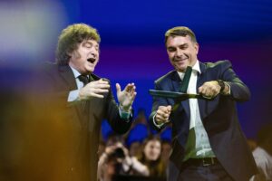 Las denuncias contra Milei por su responsabilidad en la fuga de Bolsonaro