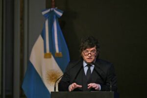 Milei admite una posible corrida cambiaria y negó la renuncia de Caputo