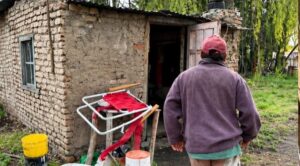 Vivía en el gallinero de una chacra de Chubut, sin sueldo ni comida y bajo amenazas
