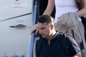 Flávio Bolsonaro se autoproclamó “presidente electo” de Brasil